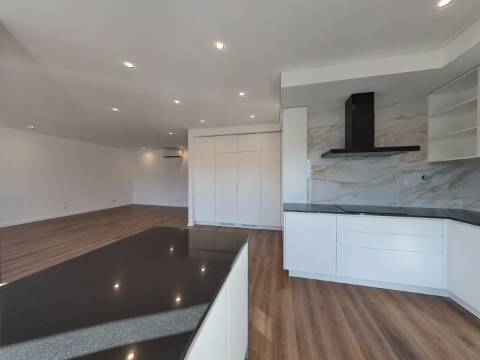 Excelente Apartamento T4 localizado no Centro de Caneças