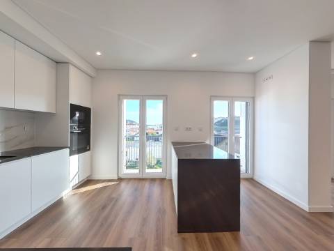 Excelente Apartamento T4 localizado no Centro de Caneças