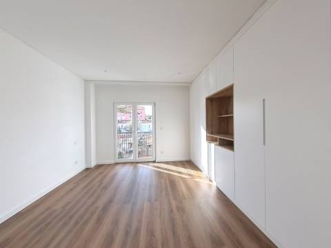 Excelente Apartamento T4 localizado no Centro de Caneças