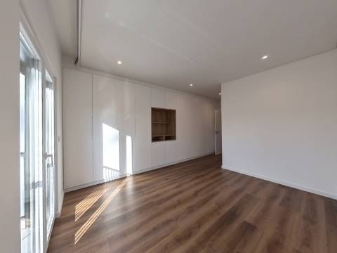 Excelente Apartamento T4 localizado no Centro de Caneças