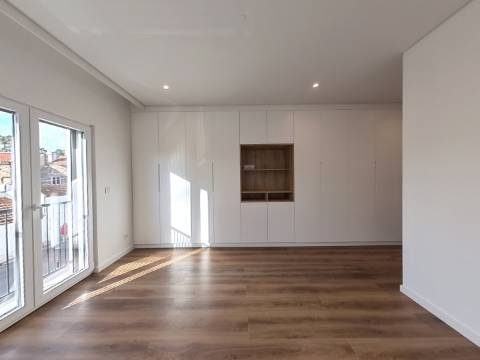 Excelente Apartamento T4 localizado no Centro de Caneças