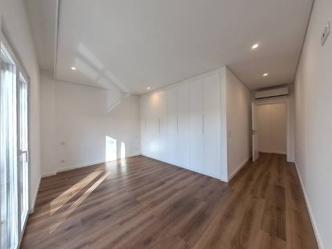 Excelente Apartamento T4 localizado no Centro de Caneças