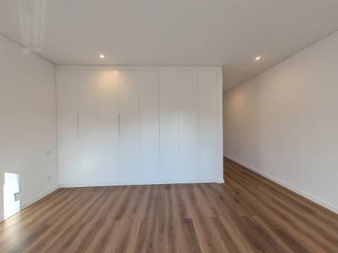 Excelente Apartamento T4 localizado no Centro de Caneças