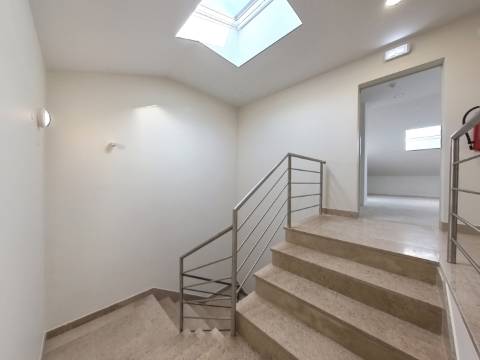 Excelente Apartamento T4 localizado no Centro de Caneças