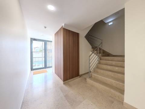 Excelente Apartamento T4 localizado no Centro de Caneças