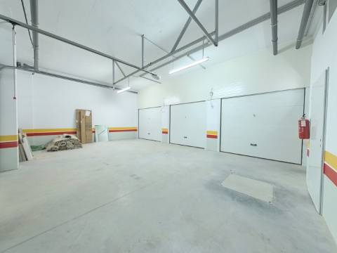 Excelente Apartamento T4 localizado no Centro de Caneças