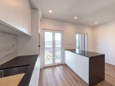 Magnífico Apartamento T3+2 Duplex localizado no centro de Caneças