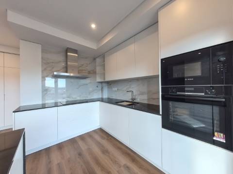 Magnífico Apartamento T3+2 Duplex localizado no centro de Caneças