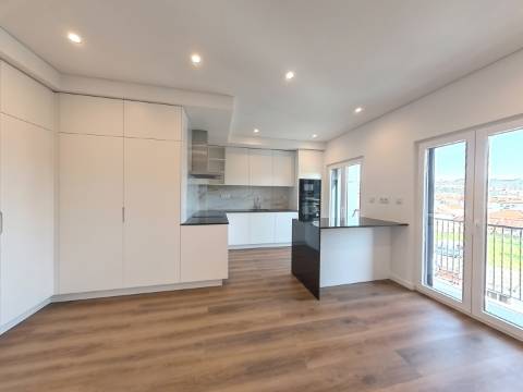 Magnífico Apartamento T3+2 Duplex localizado no centro de Caneças