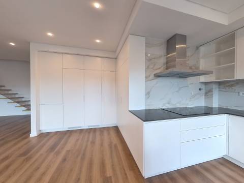 Magnífico Apartamento T3+2 Duplex localizado no centro de Caneças