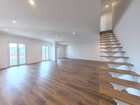 Magnífico Apartamento T3+2 Duplex localizado no centro de Caneças