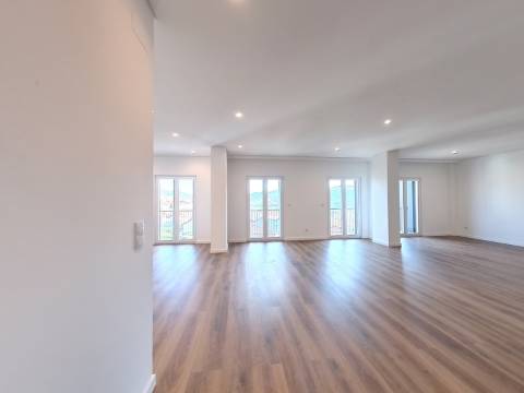 Magnífico Apartamento T3+2 Duplex localizado no centro de Caneças