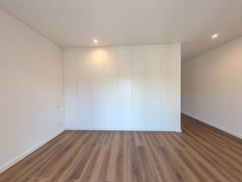 Magnífico Apartamento T3+2 Duplex localizado no centro de Caneças