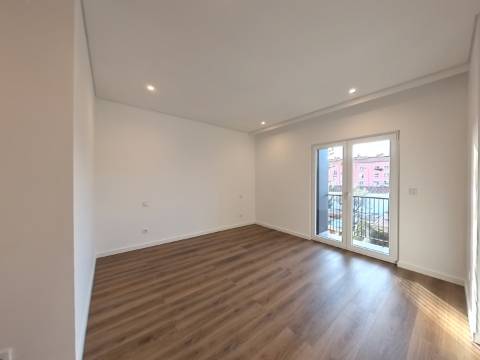 Magnífico Apartamento T3+2 Duplex localizado no centro de Caneças