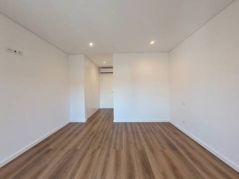 Magnífico Apartamento T3+2 Duplex localizado no centro de Caneças