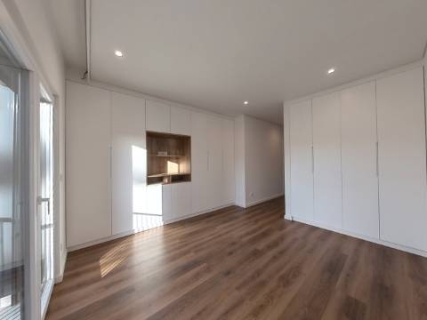 Magnífico Apartamento T3+2 Duplex localizado no centro de Caneças