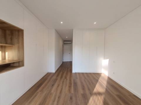 Magnífico Apartamento T3+2 Duplex localizado no centro de Caneças
