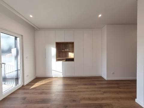 Magnífico Apartamento T3+2 Duplex localizado no centro de Caneças