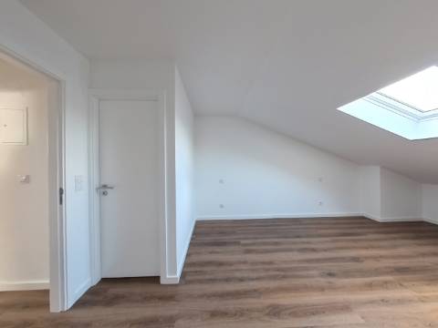 Magnífico Apartamento T3+2 Duplex localizado no centro de Caneças