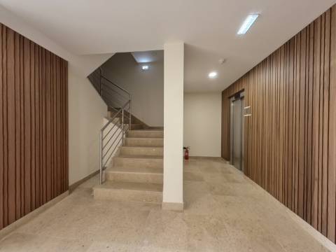 Elegante Apartamento T3 localizado no Centro de Caneças