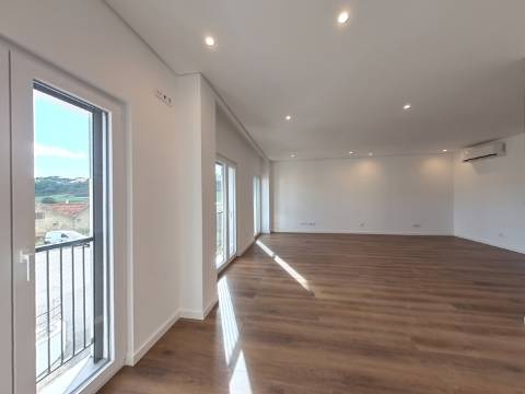 Elegante Apartamento T3 localizado no Centro de Caneças