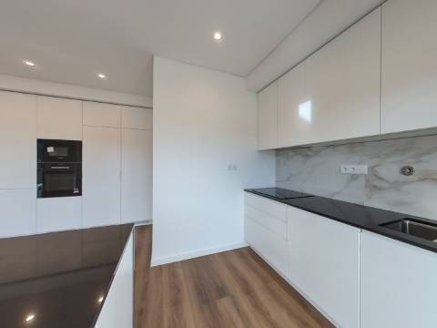 Elegante Apartamento T3 localizado no Centro de Caneças