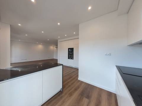 Elegante Apartamento T3 localizado no Centro de Caneças