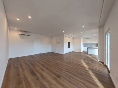 Elegante Apartamento T3 localizado no Centro de Caneças