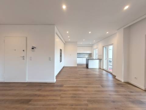 Elegante Apartamento T3 localizado no Centro de Caneças