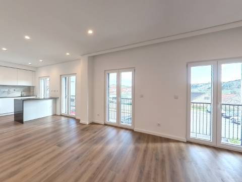 Elegante Apartamento T3 localizado no Centro de Caneças