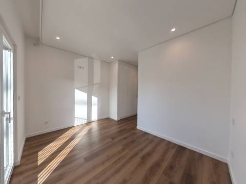 Elegante Apartamento T3 localizado no Centro de Caneças