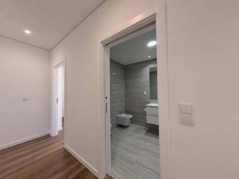 Elegante Apartamento T3 localizado no Centro de Caneças