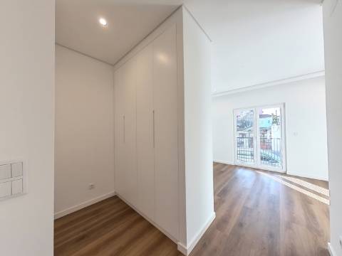 Elegante Apartamento T3 localizado no Centro de Caneças