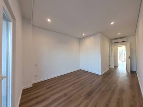 Elegante Apartamento T3 localizado no Centro de Caneças