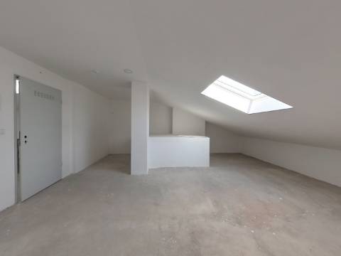 Elegante Apartamento T3 localizado no Centro de Caneças