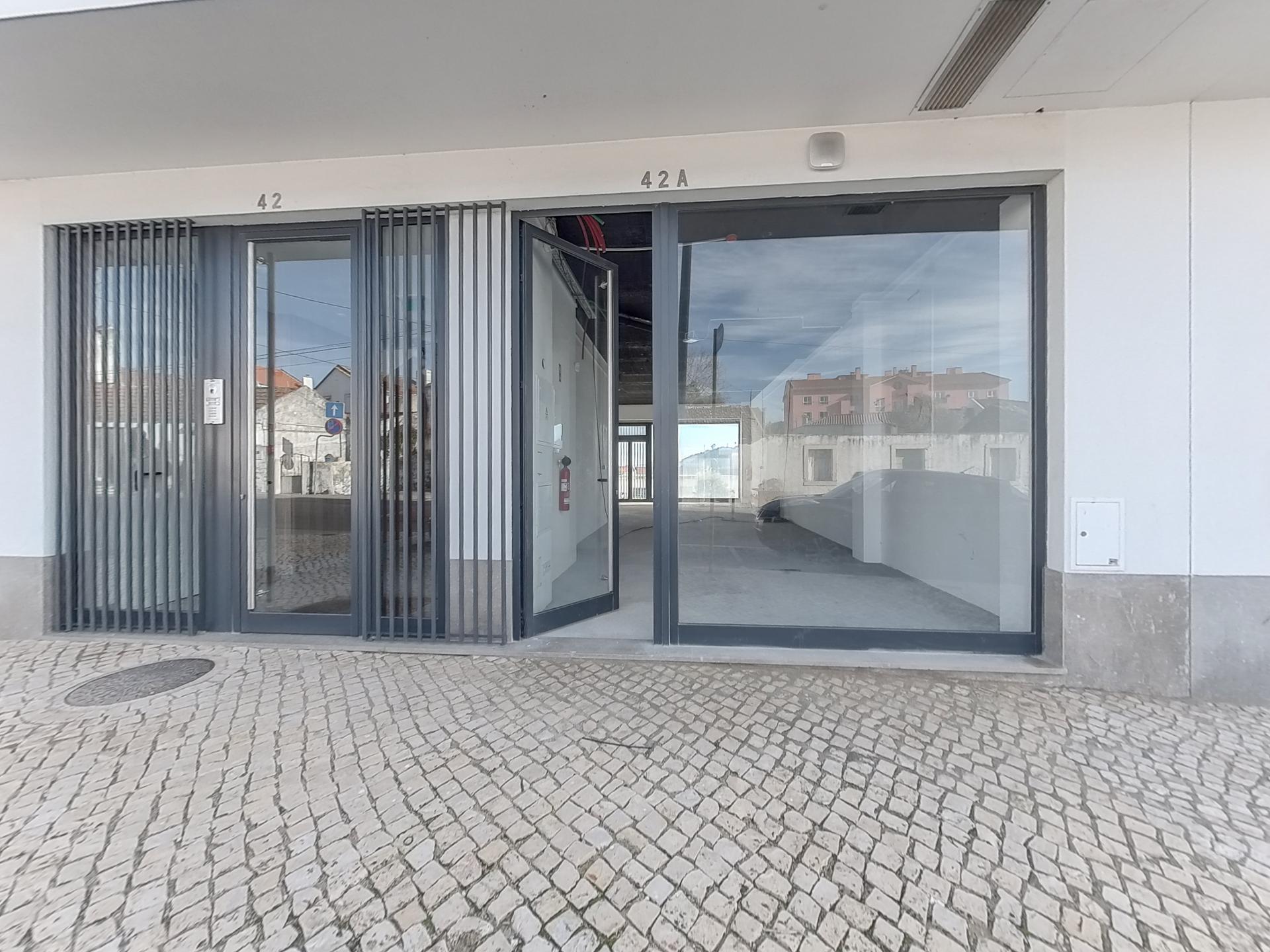 Excelente loja em Caneças com ótima exposição e acessos