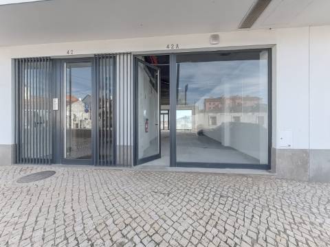 Excelente loja em Caneças com ótima exposição e acessos