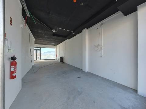 Excelente loja em Caneças com ótima exposição e acessos