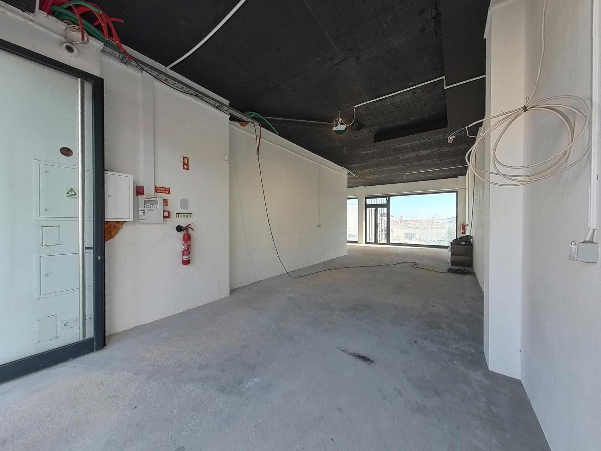 Excelente loja em Caneças com ótima exposição e acessos