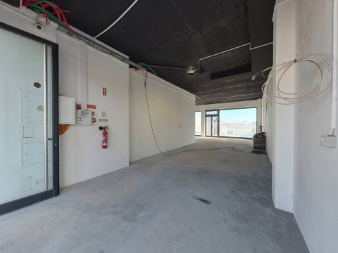 Excelente loja em Caneças com ótima exposição e acessos