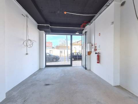 Excelente loja em Caneças com ótima exposição e acessos