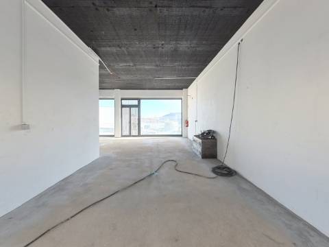 Excelente loja em Caneças com ótima exposição e acessos