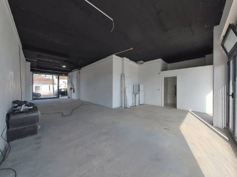 Excelente loja em Caneças com ótima exposição e acessos