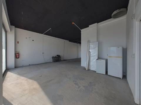 Excelente loja em Caneças com ótima exposição e acessos