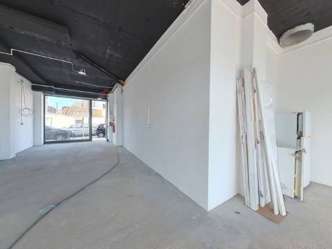 Excelente loja em Caneças com ótima exposição e acessos