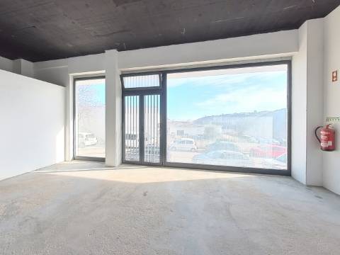 Excelente loja em Caneças com ótima exposição e acessos