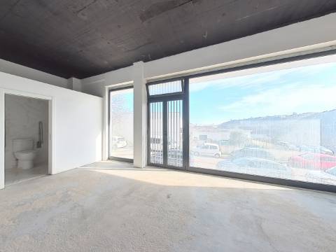 Excelente loja em Caneças com ótima exposição e acessos