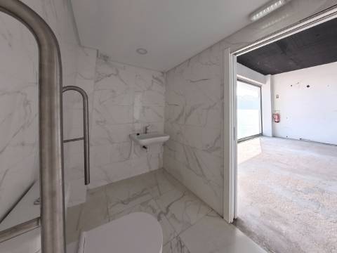 Excelente loja em Caneças com ótima exposição e acessos