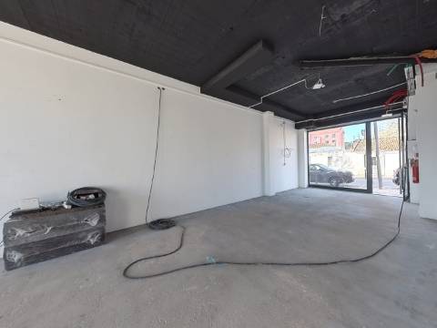 Excelente loja em Caneças com ótima exposição e acessos