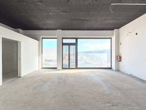 Excelente loja em Caneças com ótima exposição e acessos